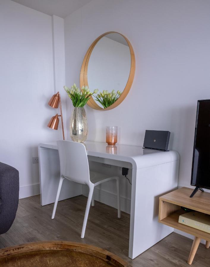Seaview West Coast - Exceptional - 2 Bedrooms Sleeps 5 -Stunning Sea Views - 500 Metres To Beach Bournemouth Exteriör bild
