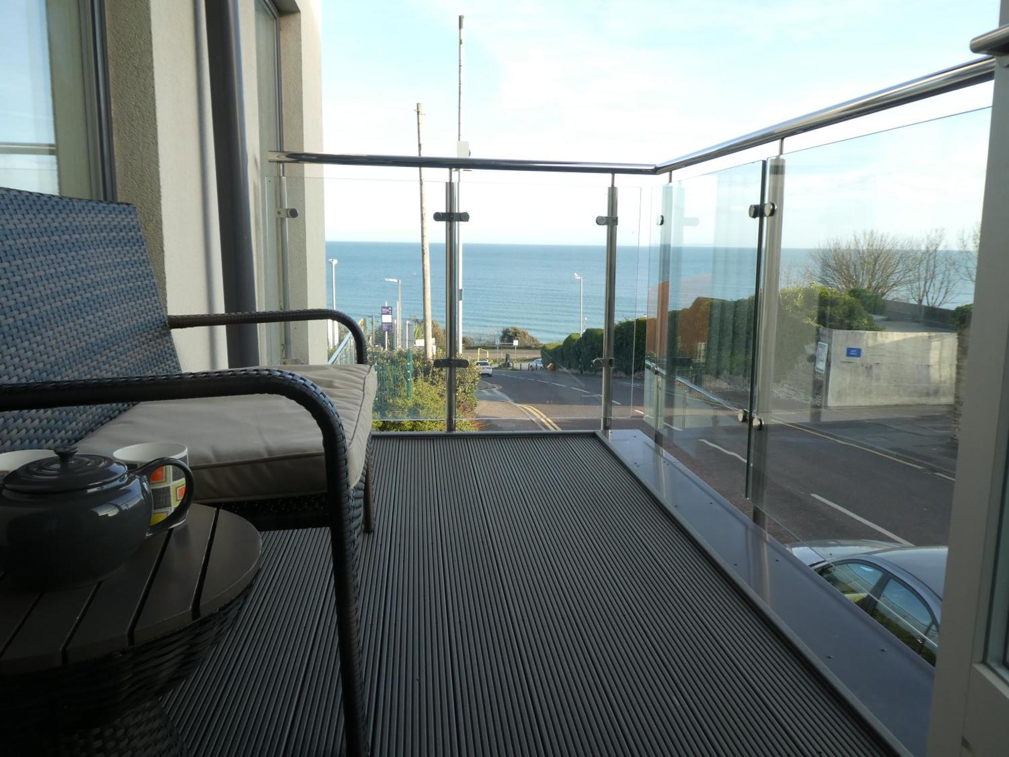 Seaview West Coast - Exceptional - 2 Bedrooms Sleeps 5 -Stunning Sea Views - 500 Metres To Beach Bournemouth Exteriör bild